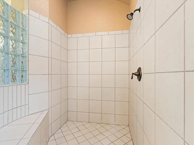 916 Easton Dr — Photo 19