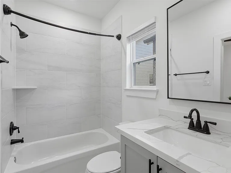 714 W Donovan St #A — Photo 16