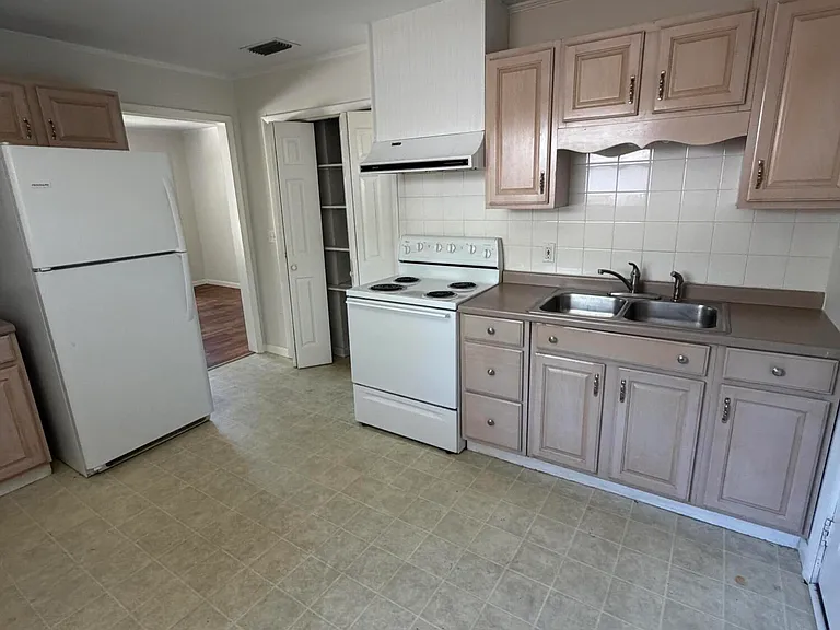 2825 Lake Shore Blvd — Photo 5