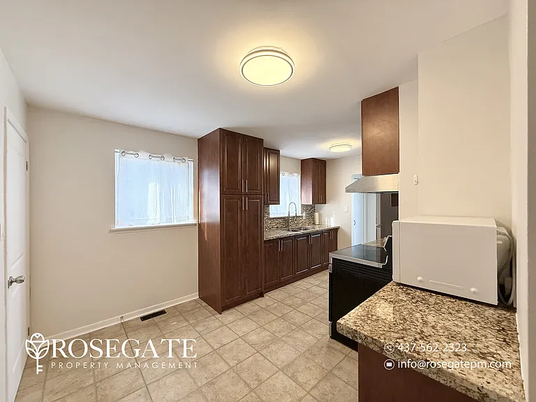 7 Gemshaw Cres #1 — Photo 4