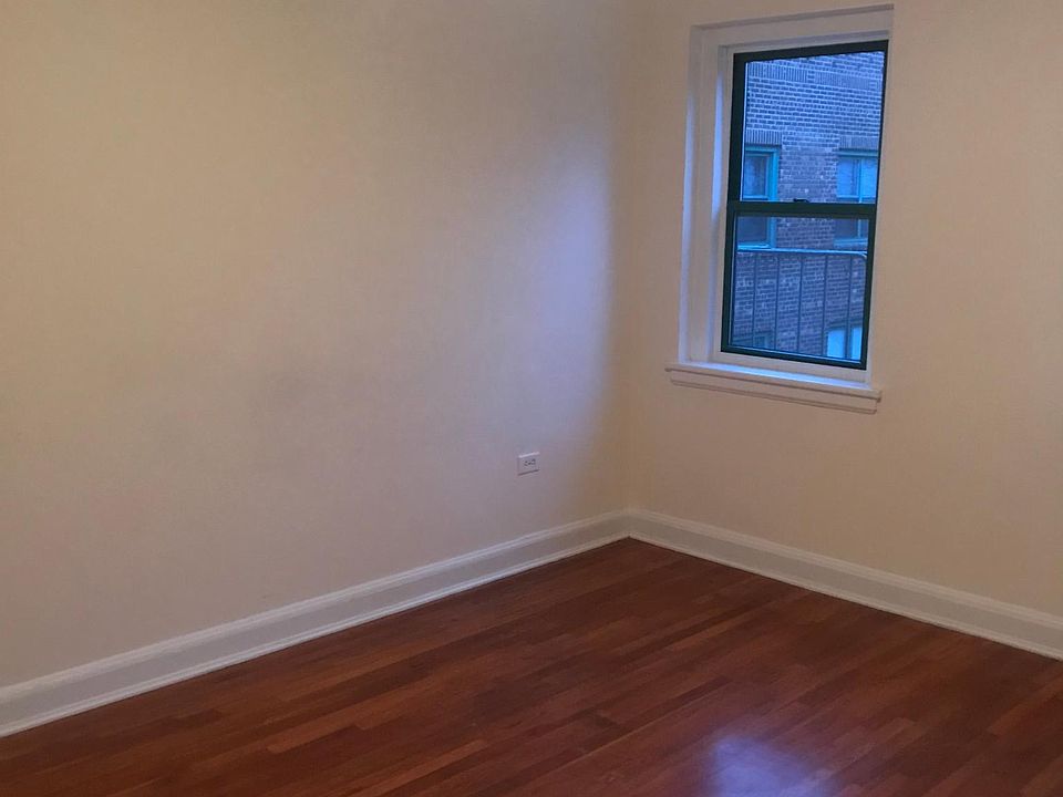 1st image of 900 E 232nd St