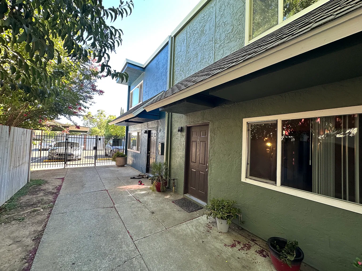 3 bed, 1100 sqft, $2,200 — Photo 2