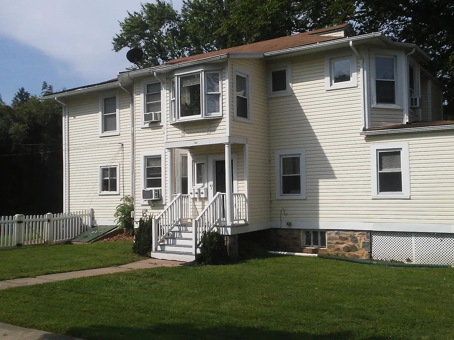 2901 Whitney Ave — Photo 1