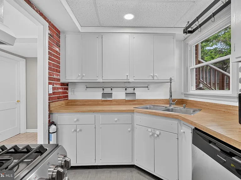 7027 Jefferson Ave — Photo 10