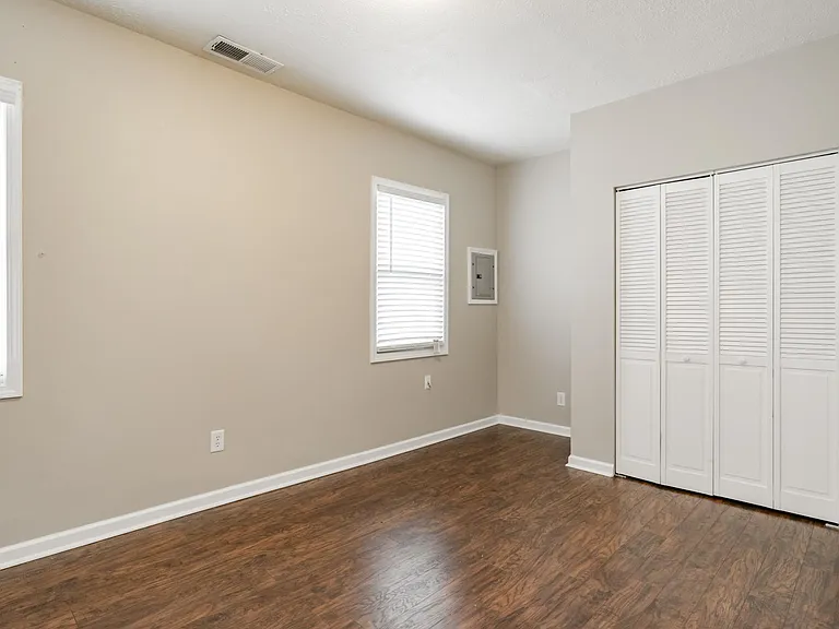 1014 Schiller Ave — Photo 13