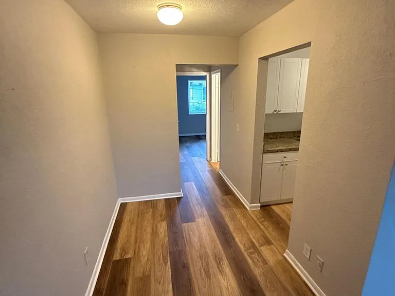 717 NE 10th Ave #6 — Photo 3