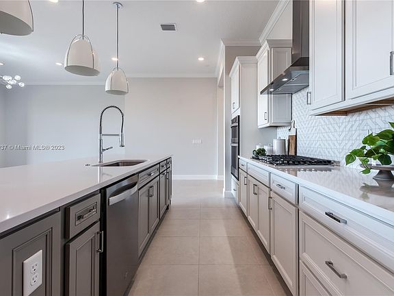 3rd image of 627A SE Boboli Way
