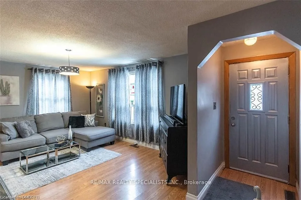 4 bed, $2,300 — Photo 4