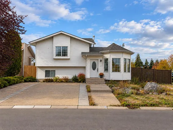 1 E Pickering Close, Sylvan Lake, AB T4S 1K2
