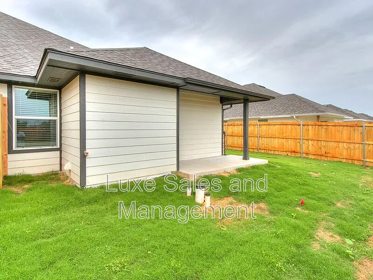 8002 NW 105th Ter — Photo 33