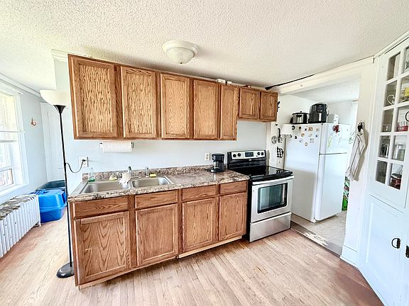 4th image of 1075 Cook St