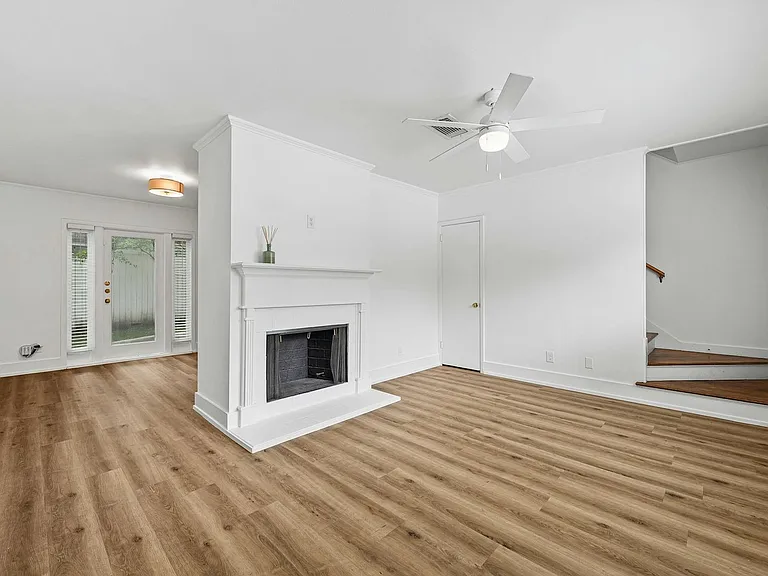 2401 Winsted Ln — Photo 2