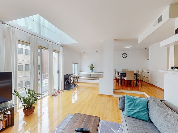 4th image of 514 S Barrington Ave APT 112