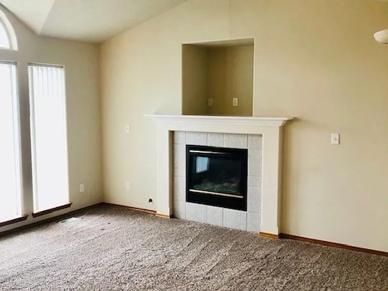 302-309 E Blackhawk Dr — Photo 5