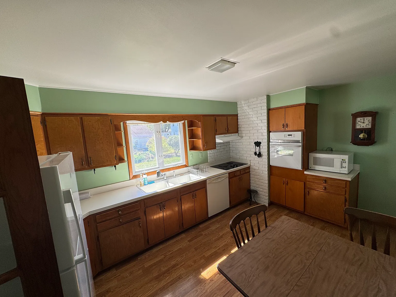 3 bed, 1.5 bath, 1260 sqft, $2,000 — Photo 3