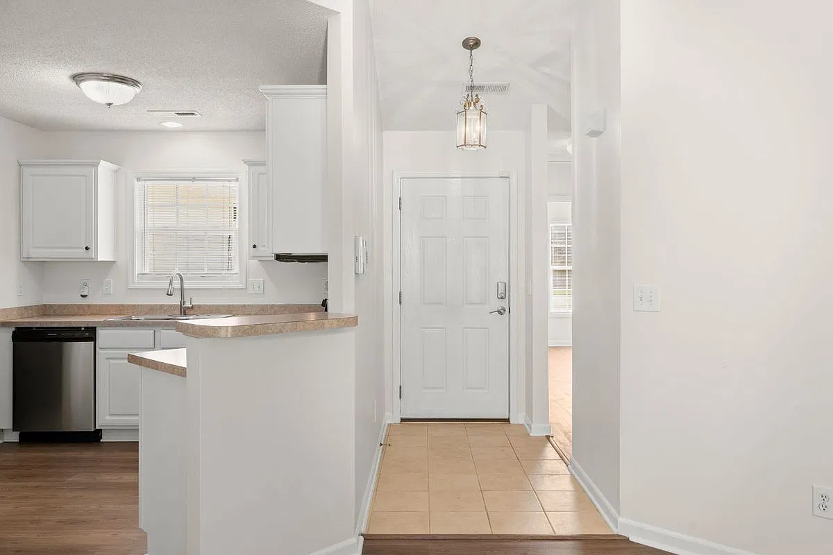 3 bed, 2.0 bath, 1277 sqft, $2,500 — Photo 4