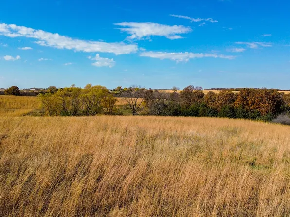 1 Hogback Bridge Rd, Earlham, IA 50072