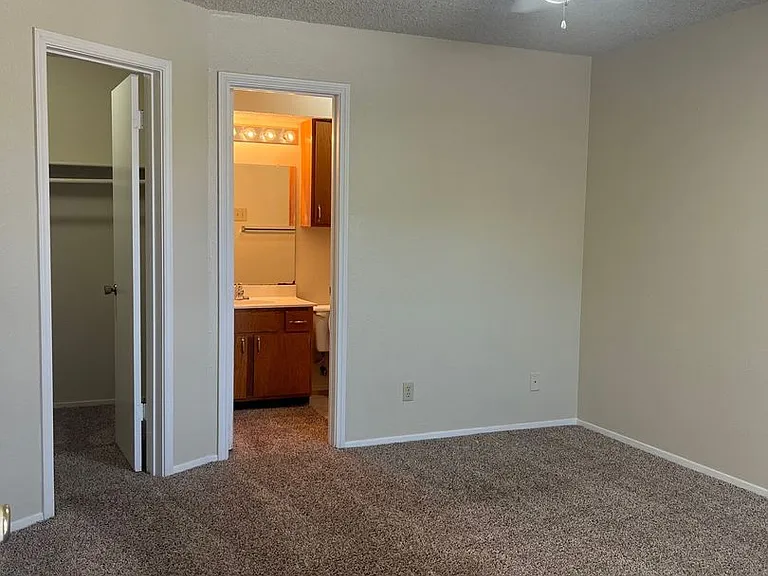 Bentwood Apartments — Photo 19