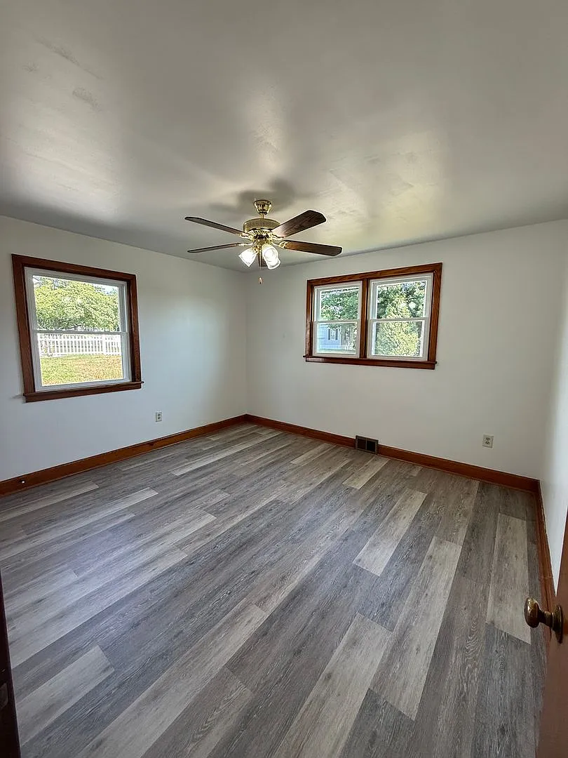 Charming 4-Bedroom Cape Cod Home with Spacious Yard & Storage — Photo 4