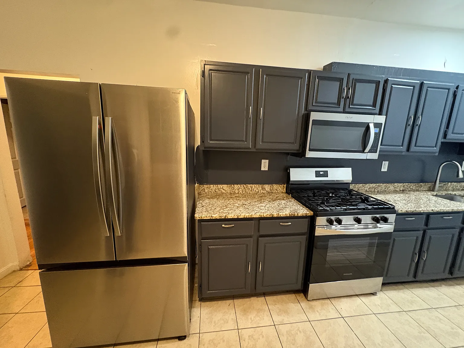 3 bed, 1.0 bath, 1800 sqft, $3,500 — Photo 2