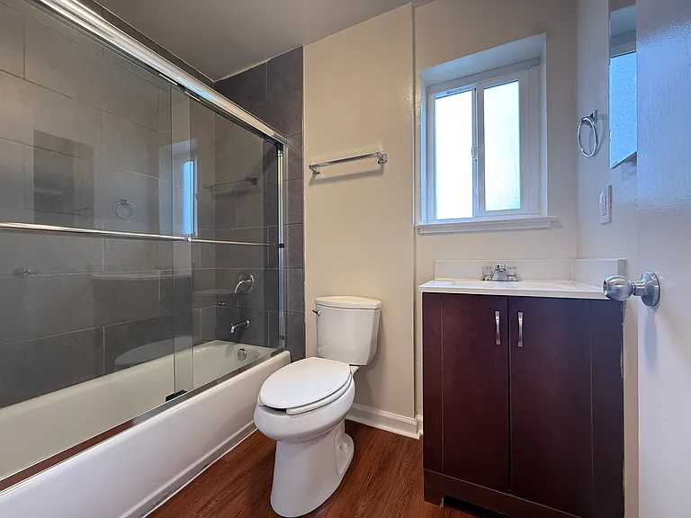 734 E 20th St #7 — Photo 9
