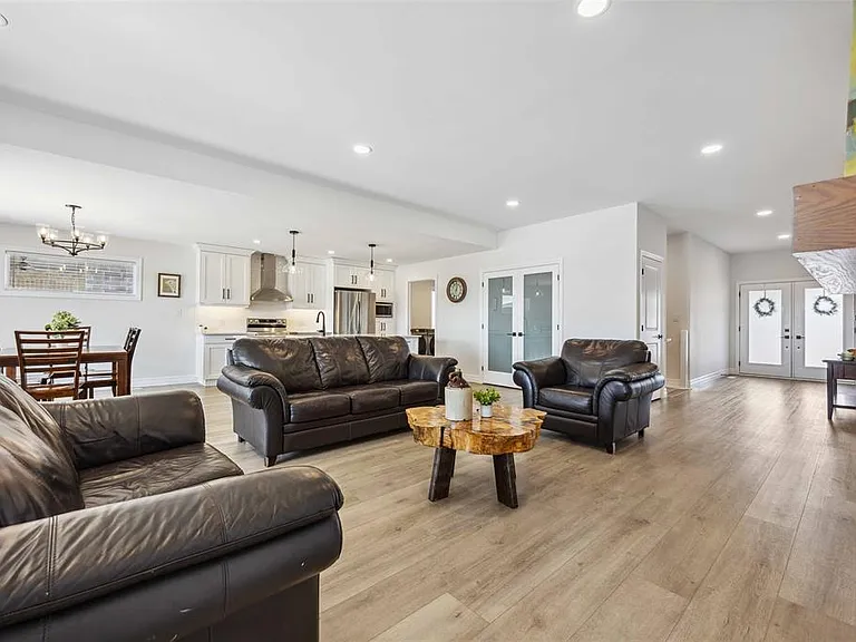 640 Sweetbay Cres — Photo 3