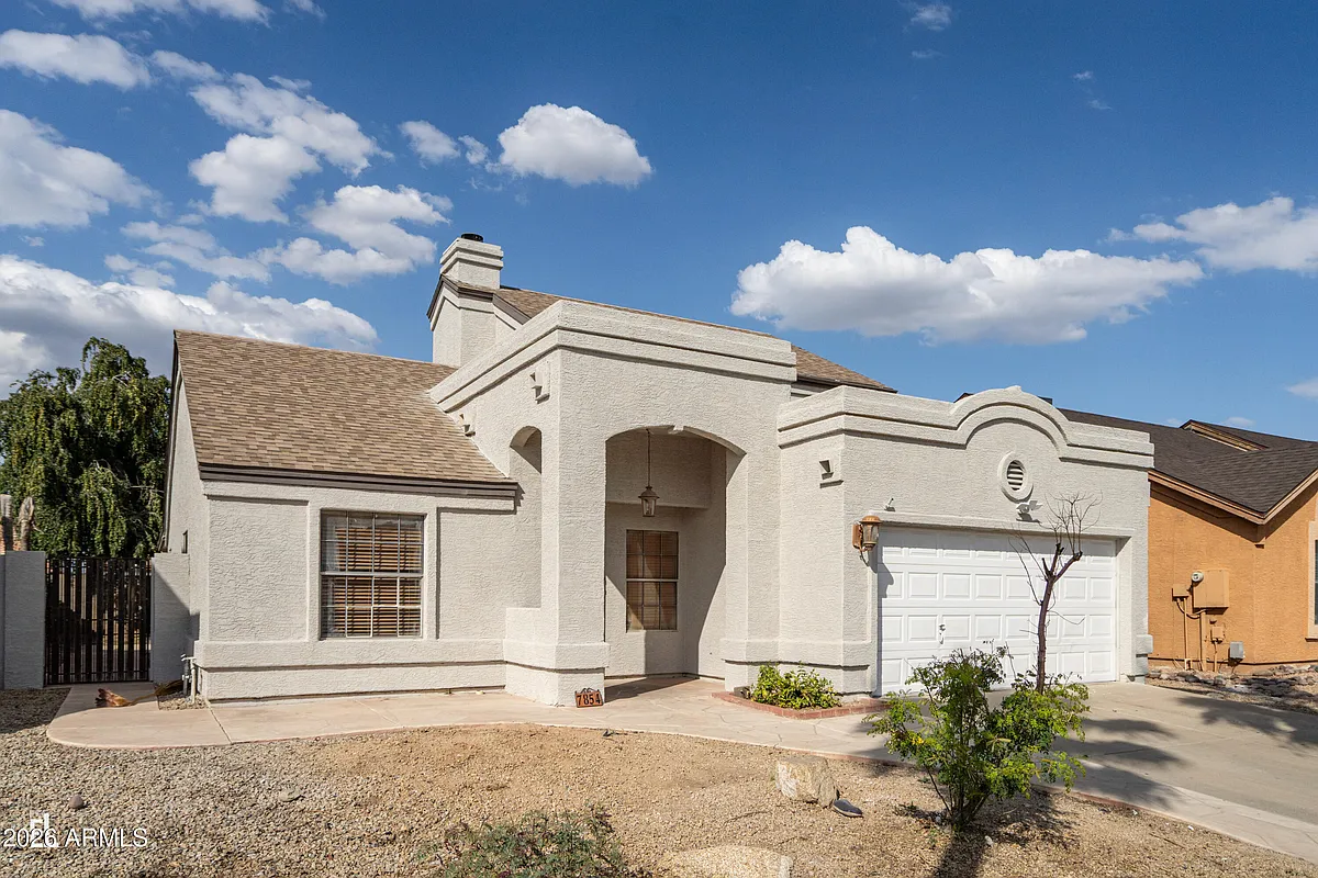 Building Photo - 7854 W Fleetwood Ln