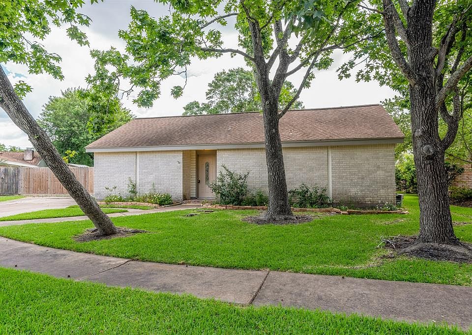 1st image of 822 Lake Villa Dr