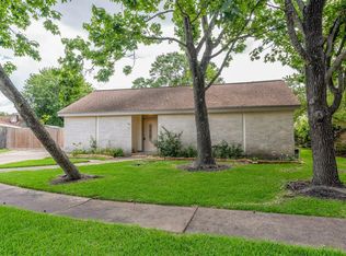 822 Lake Villa Dr, Seabrook, TX 77586