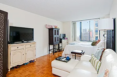 Rented by R New York