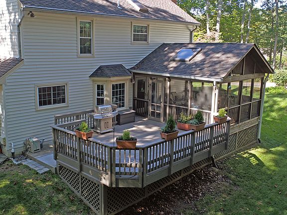 Screened porch off family rm