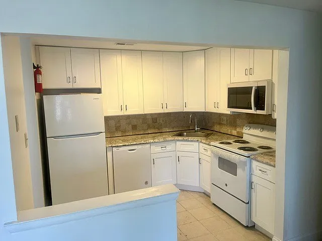 2700 Sussex Ct — Photo 2