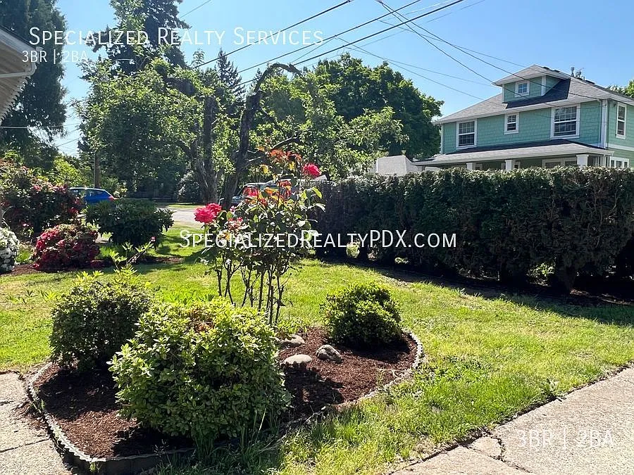 Eastmoreland/Johnson Creek - Newly Updated 3 Bedroom, Two Bathroom Ranch Style Home - Landscaping... — Photo 2