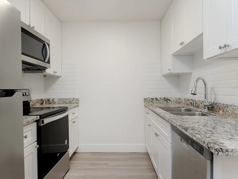 Bella Vista on Bancroft — Photo 10