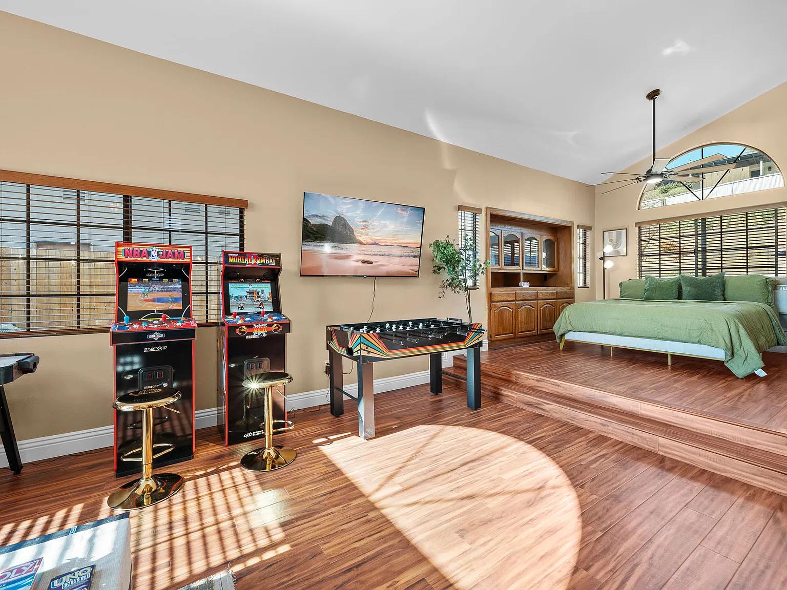 4 bed, 3500 sqft, $9,900 — Photo 3