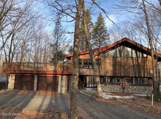 210 Broadmoor Dr, Lords Valley, PA 18428