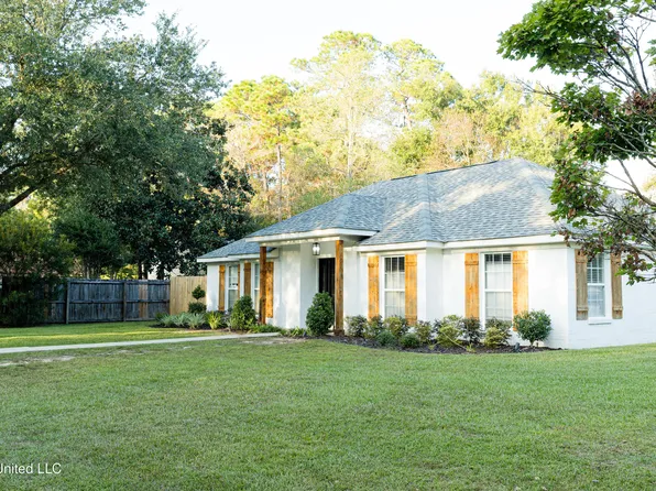 2000 Heron Ln, Gautier, MS 39553