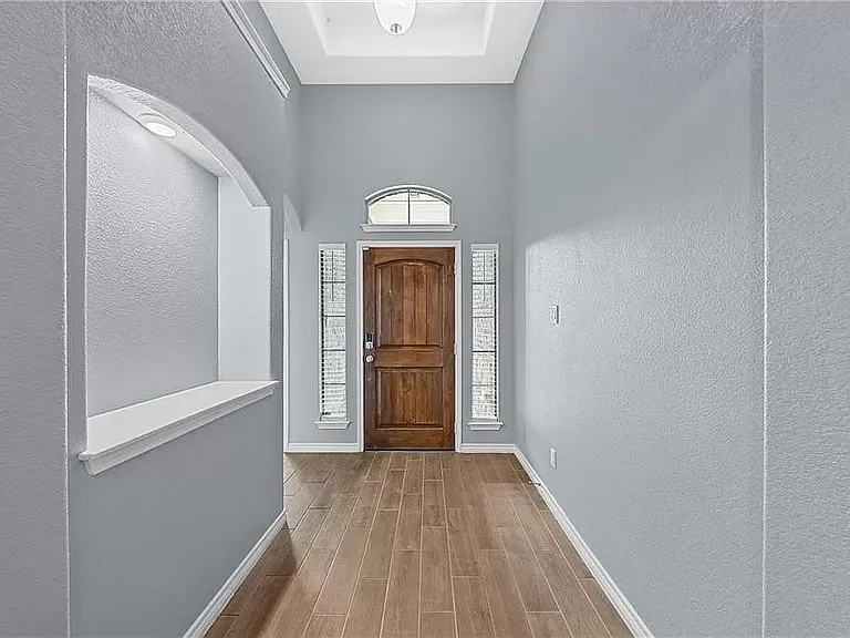 605 Lister Dr — Photo 2
