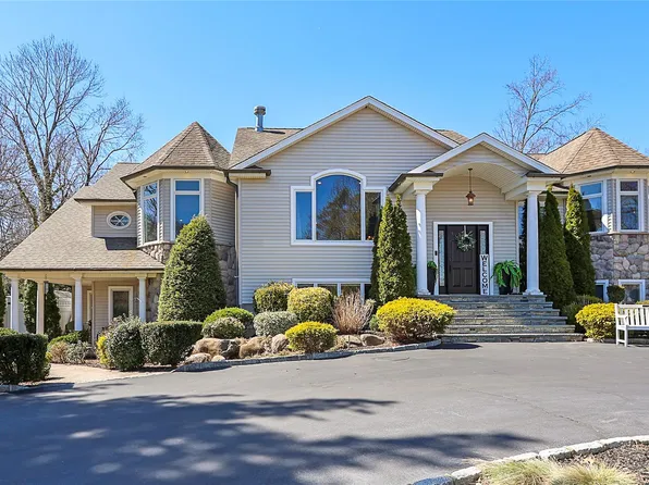 7 Burrwood Court, East Northport, NY 11731
