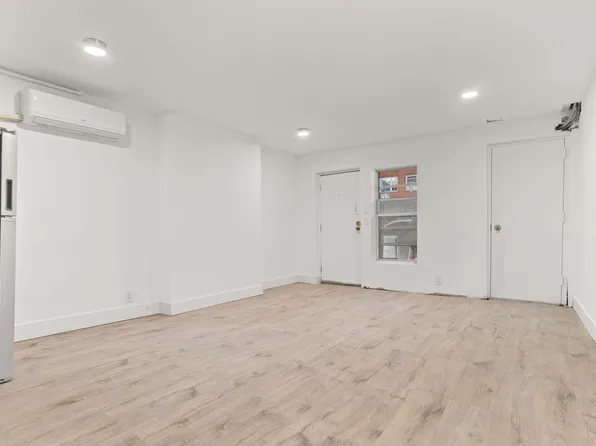 1042 Hall Place image 10 of 15