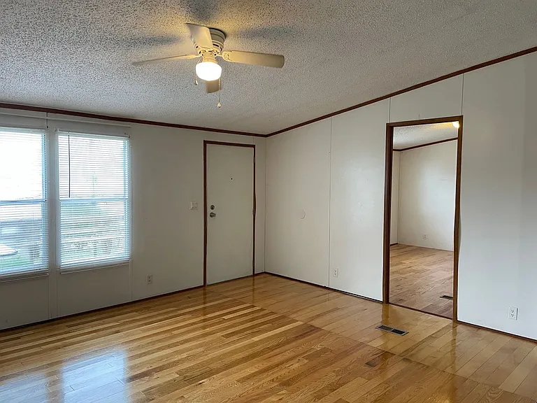 102 Shelby St — Photo 3