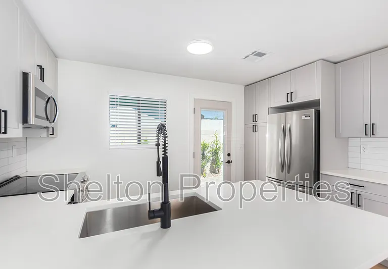 616 N 10th Ave #G — Photo 7