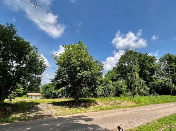 111 E Hughes St, Daingerfield, TX 75638