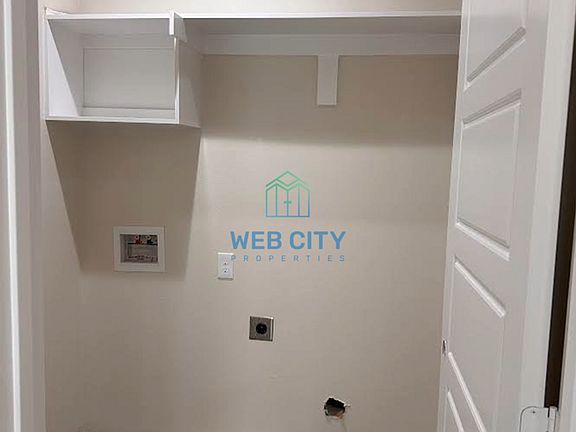 5th image of 4717 Zealand St