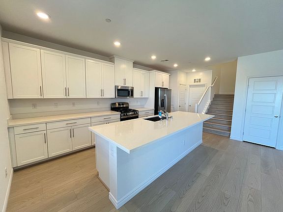 4th image of 600 N Carriage Hill Dr #1148
