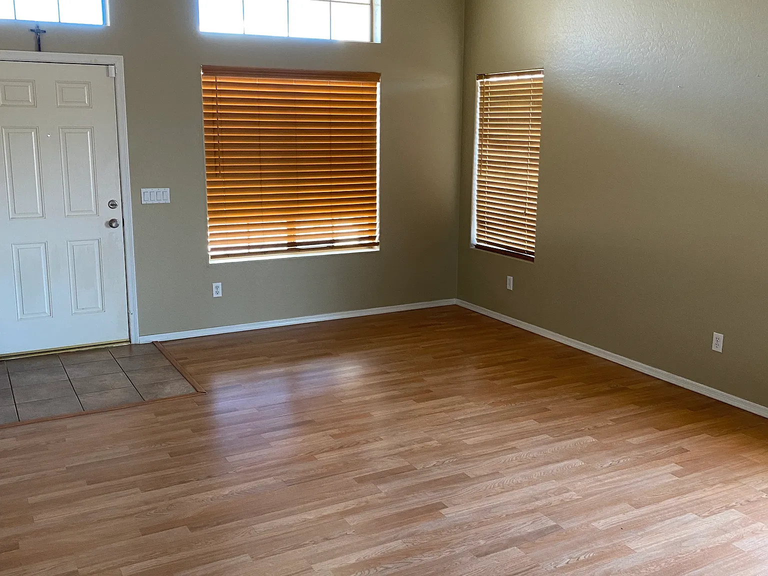 4 bed, 2138 sqft, $2,400 — Photo 4