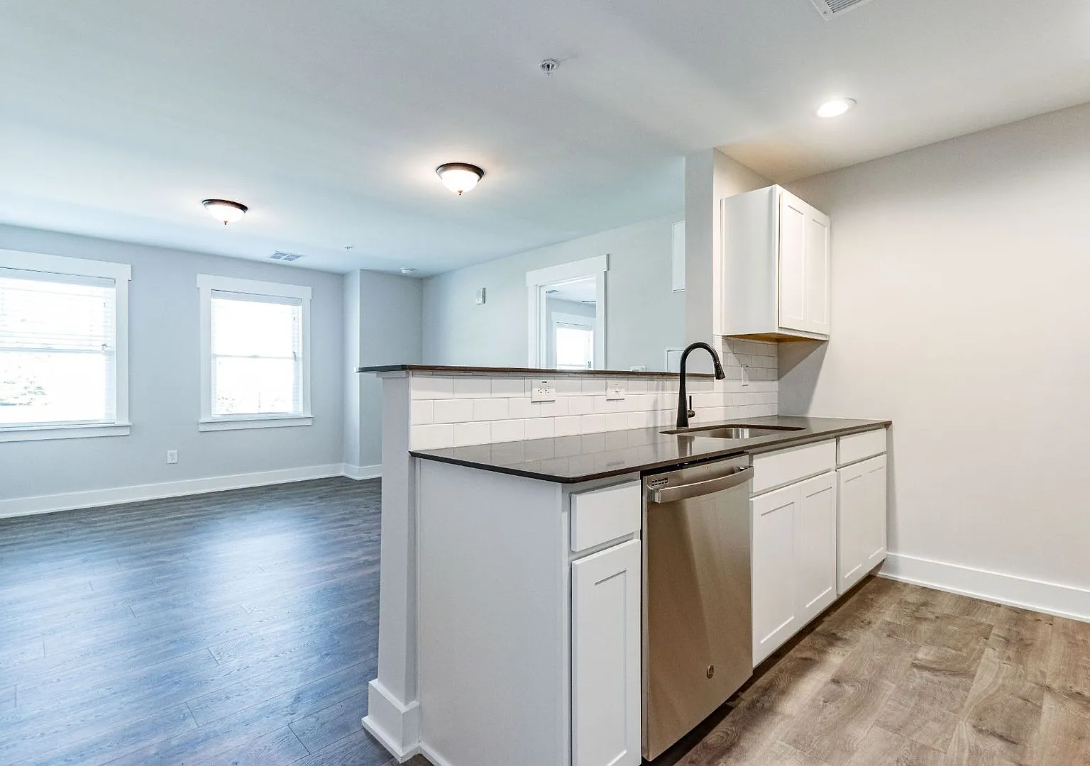 803 N O'Neil Street — Photo 2