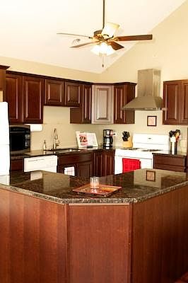 4th image of 2621 Canyon Dr