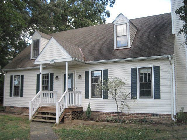 2nd image of 1803 Meadow Park Cir