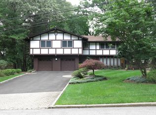36 Dawn Ln, Airmont, NY 10901